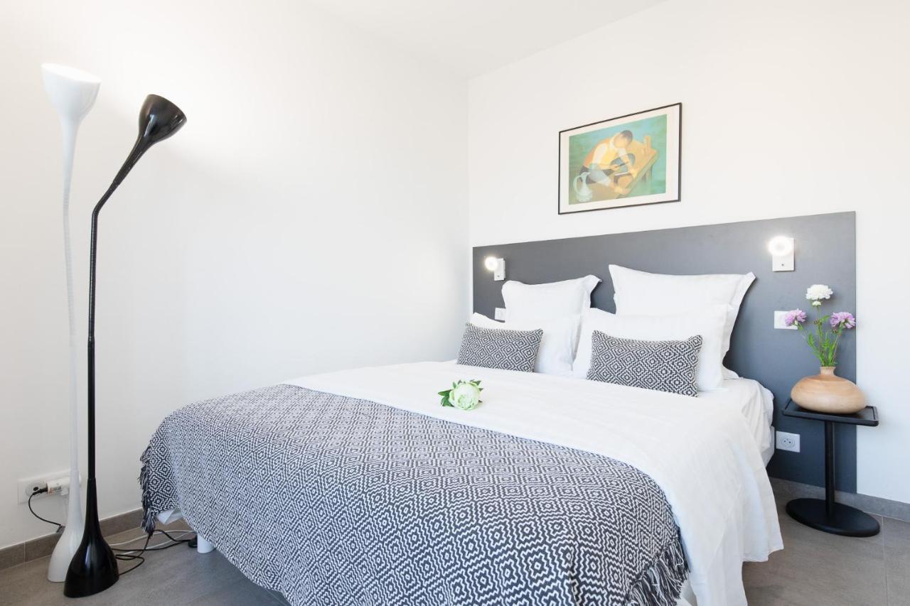 On La Croisette: Luxe 2 Bedrooms/ 2 Baths Cannes
