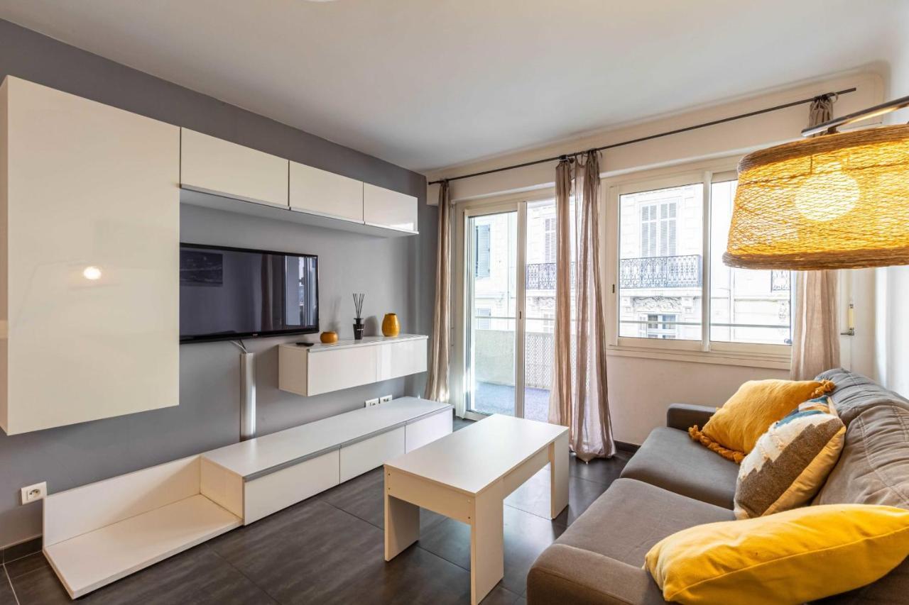 Beautiful With Balcony - Center Apartment *