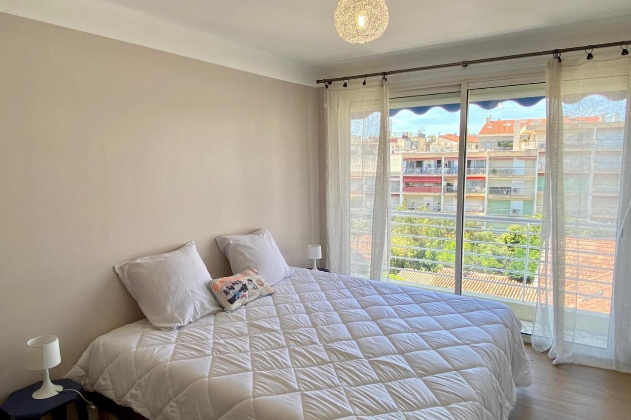 Spacious Bright Nest With Balcony In Apartment Cannes