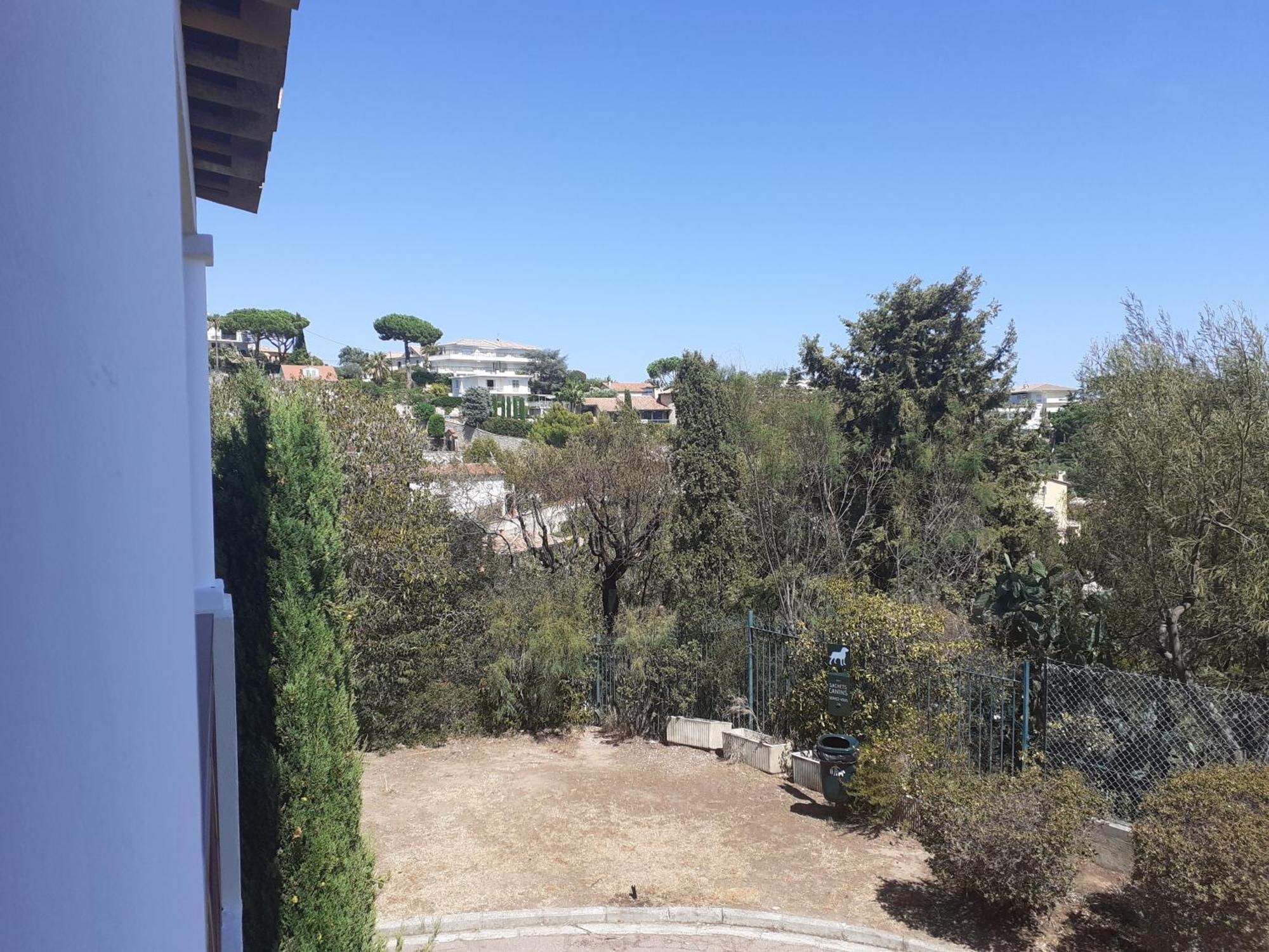A Vue Refait A Neuf Avec Piscine Cannes