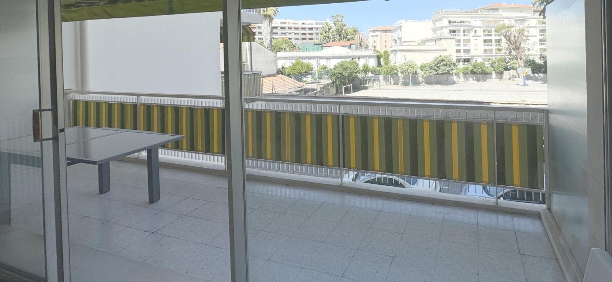 Charming 2 , 52 M2, Very Spacious, Bright And Near Sea Martinez Appartement *