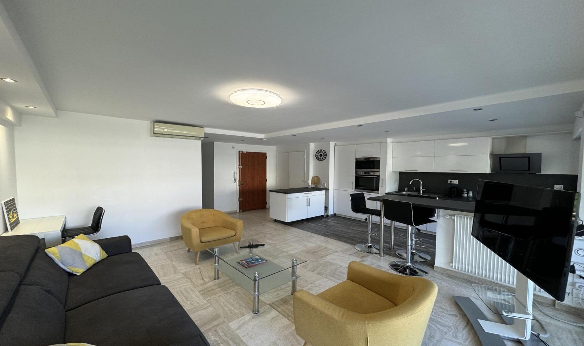Charming 2 , 52 M2, Very Spacious, Bright And Near Sea Martinez Appartement