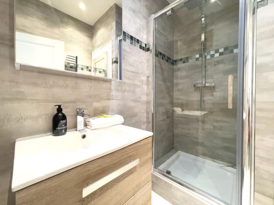 Moderne, Calme Et Bien Equipe, A 200m De La Appartement Cannes