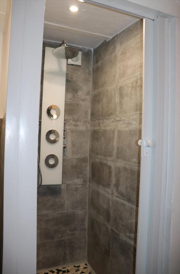 Agreable Avec Sa Terrasse Exterieure Entierement Amenage A 5 Min De La * Cannes