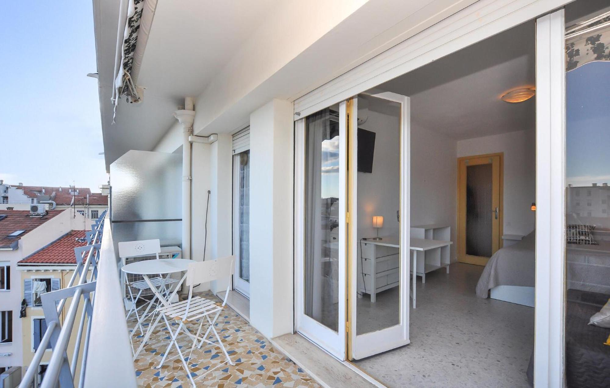 Amazing In With Kitchen Cannes