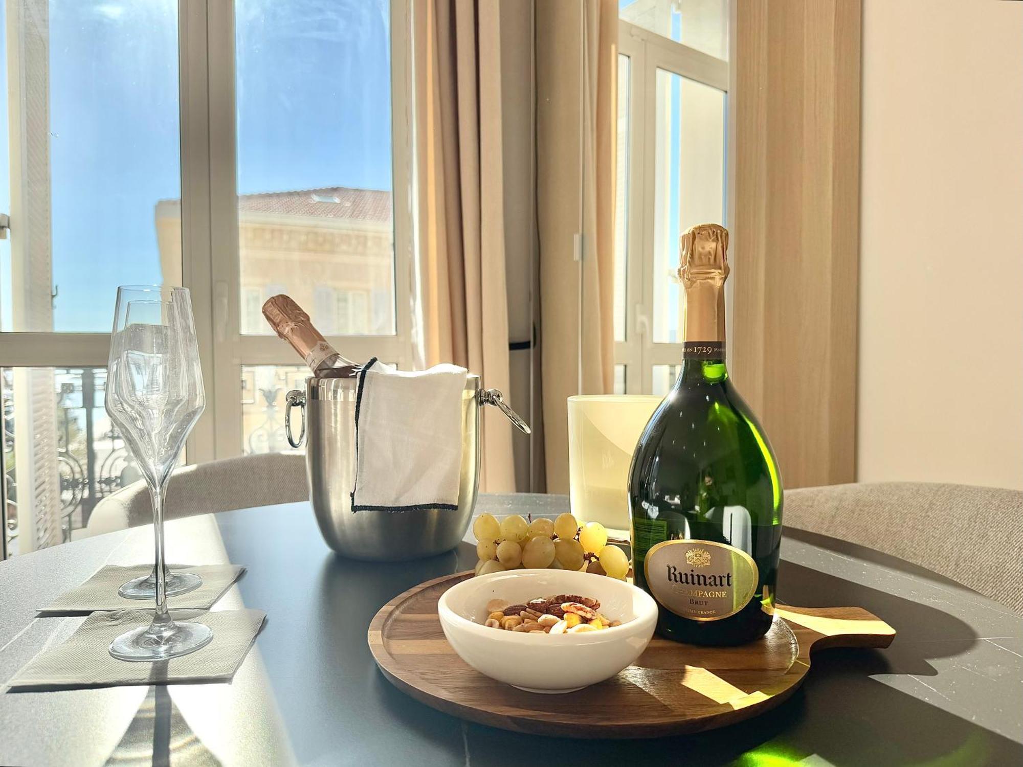 Deluxe Seaview Balcony - 2 Min Palais & Apartamento