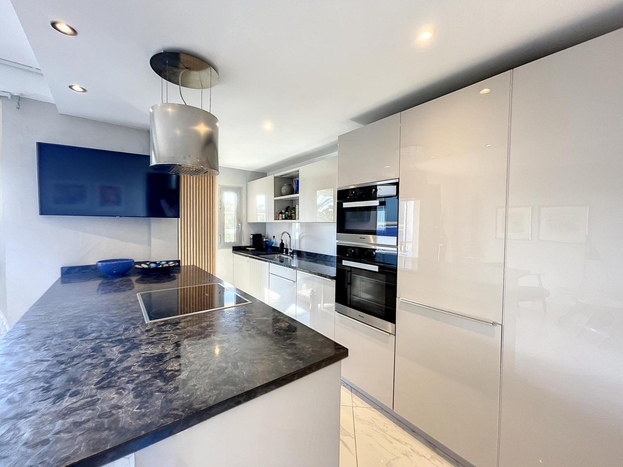 Stylish 1-bedroom With Sea View On La Croisette Cannes