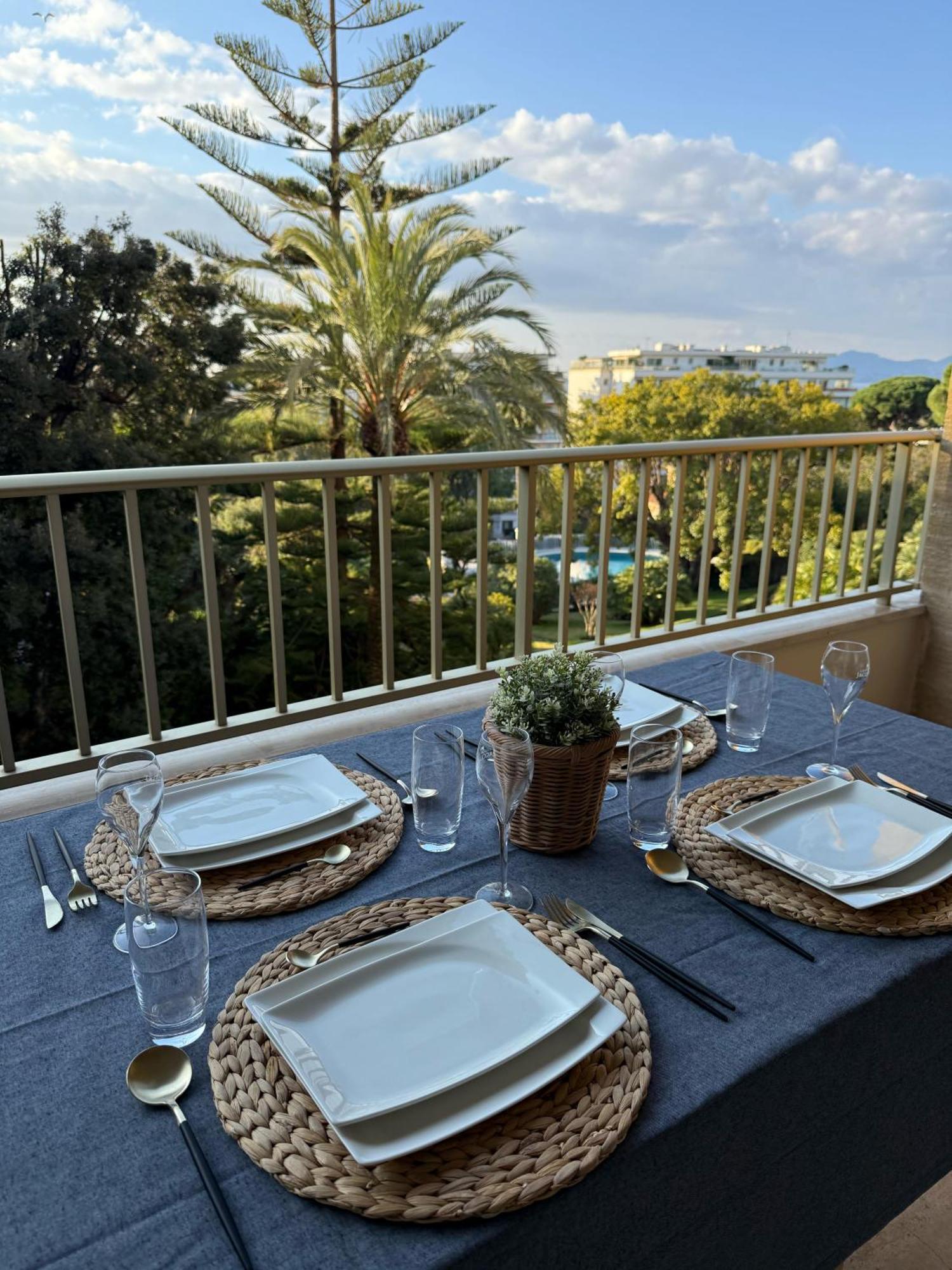 Chic 2 Bedroom With Huge Terrace And Pool Apartment Cannes