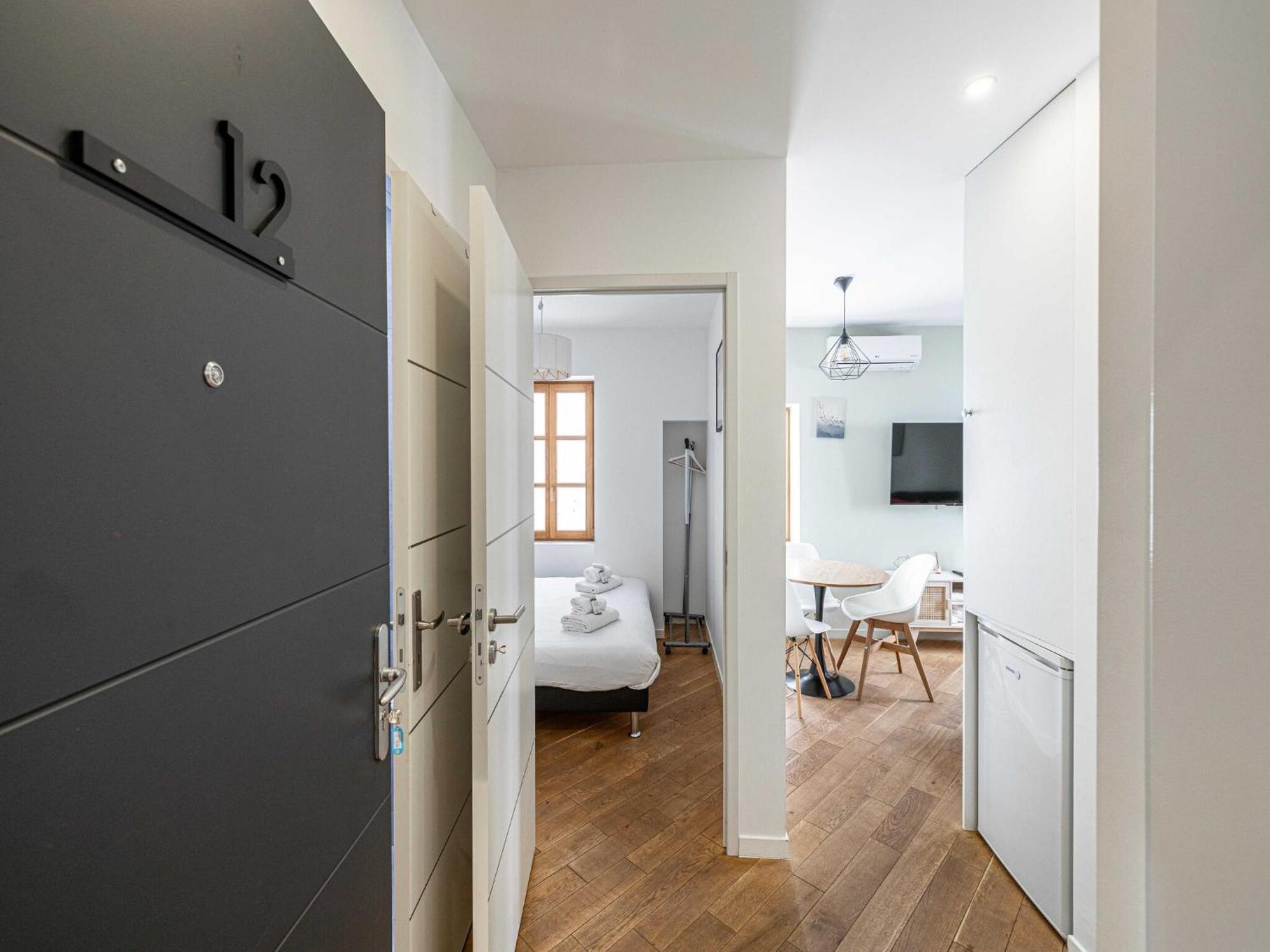 Magnificent Renovated 2 - Terrace - 1br 4p * Cannes