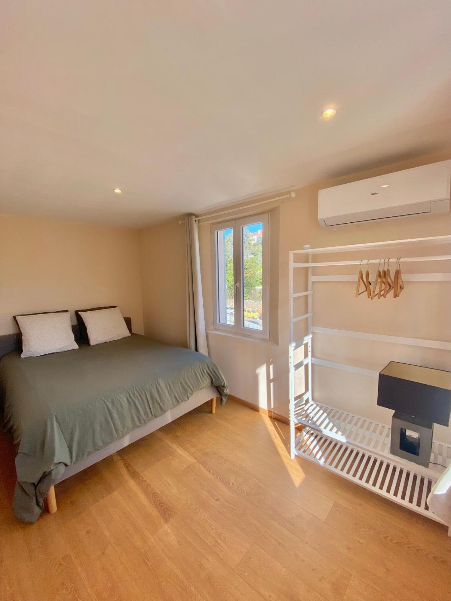 Great Flat! 10 Minute Walk From Train Station And Palais Apartment *