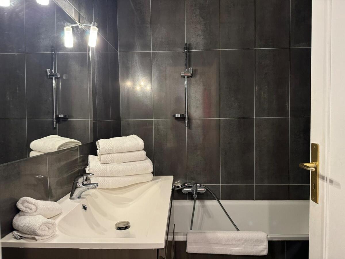 Chic 2 Bedroom With Huge Terrace And Pool Apartment