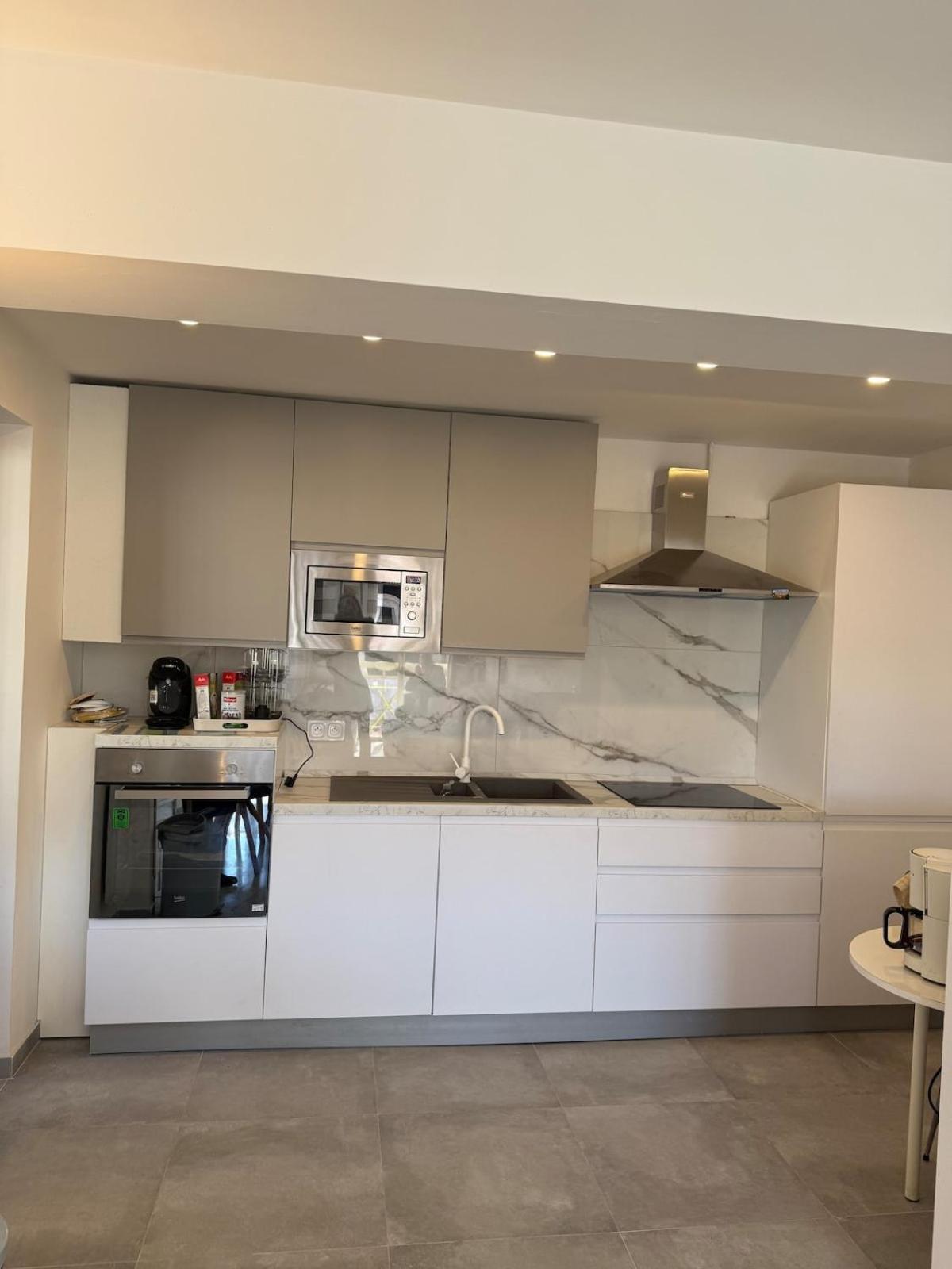 Apartment Location, Terrace, 2 Bedrooms *