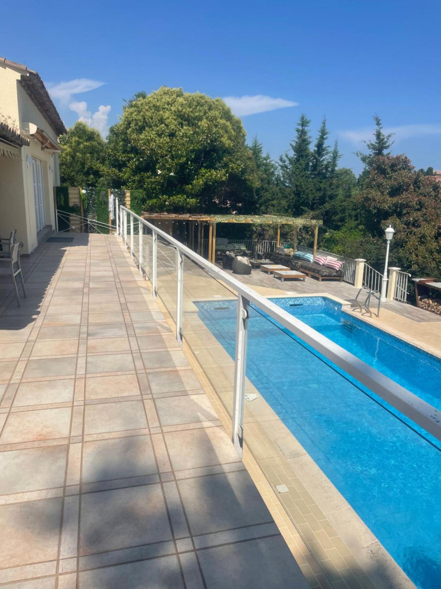 Avec Piscine Vue Sur La *