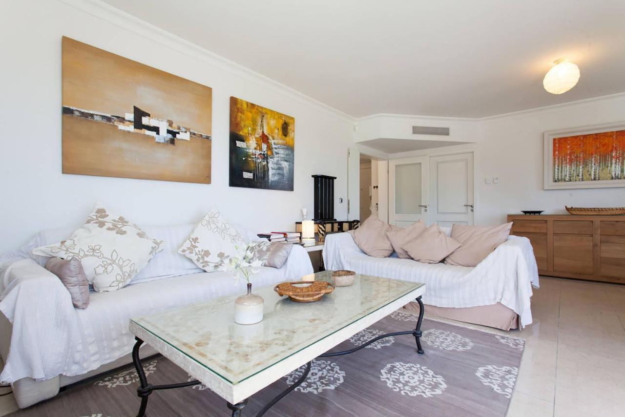 Stunning 2 Bed On The Seafront Of In A High Class Secure Building With Swimming Pool 463 *