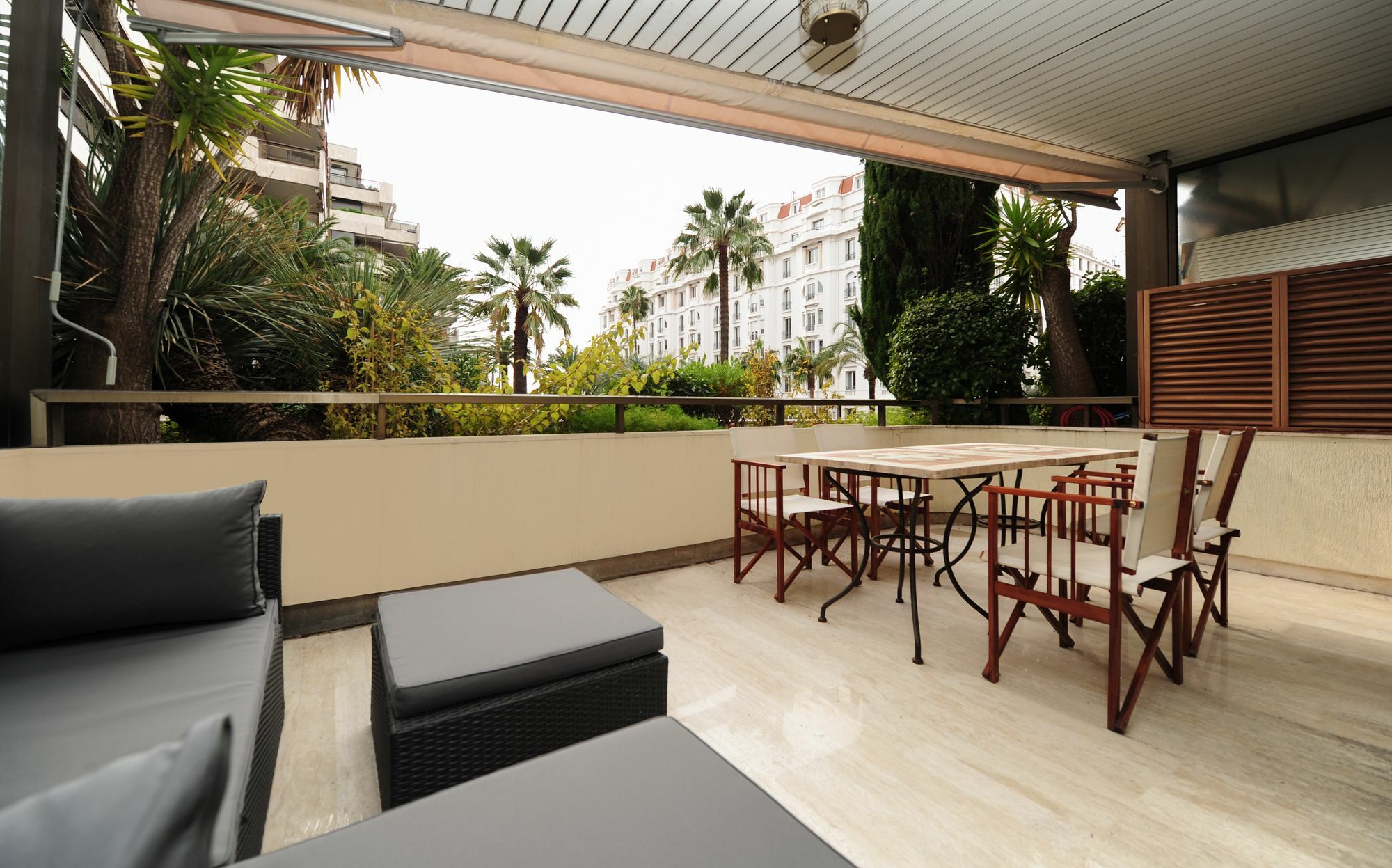 Gray D'albion Yourhosthelper * Cannes