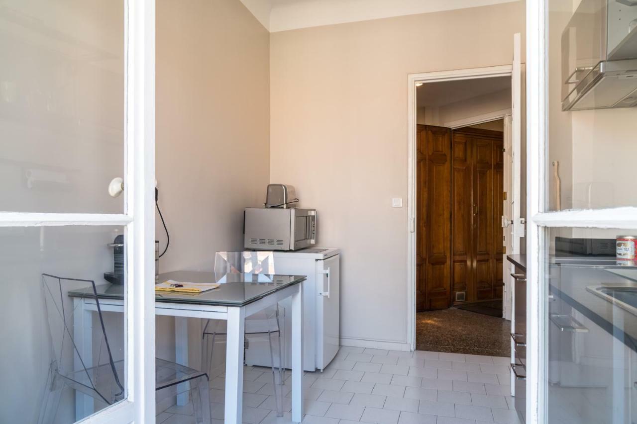Apartment Spacious One Bedroom - Great Location! *