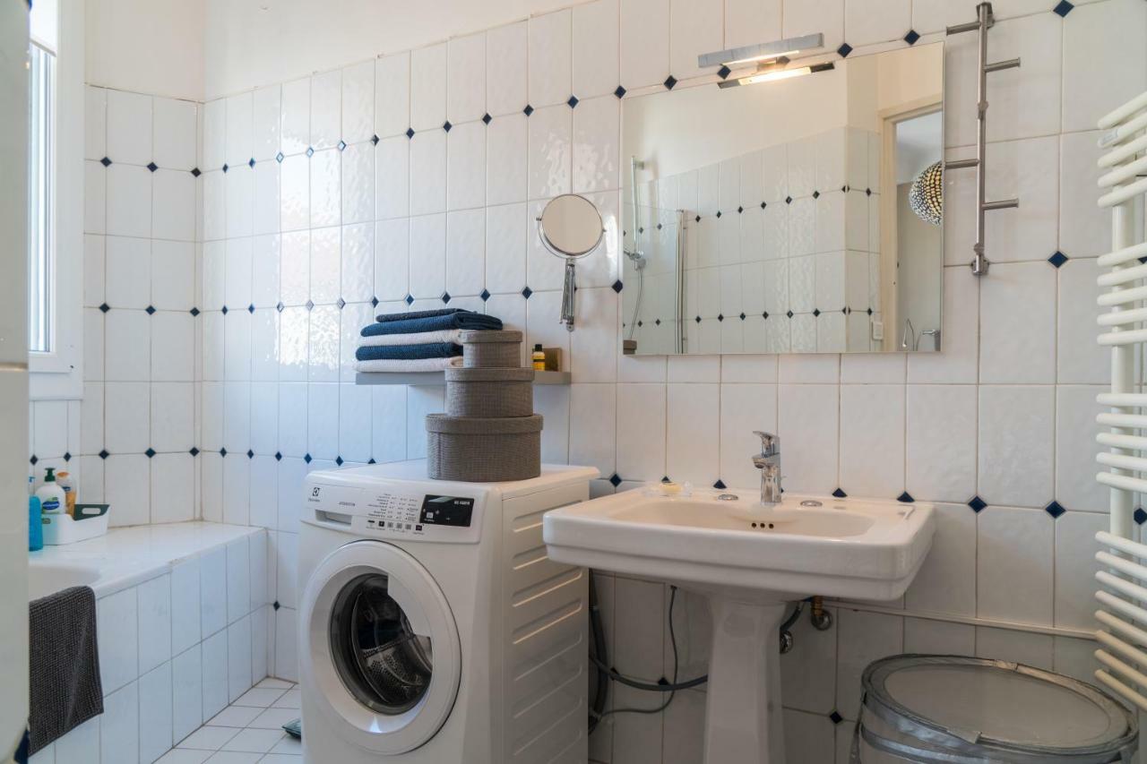 Spacious One Bedroom - Great Location! *
