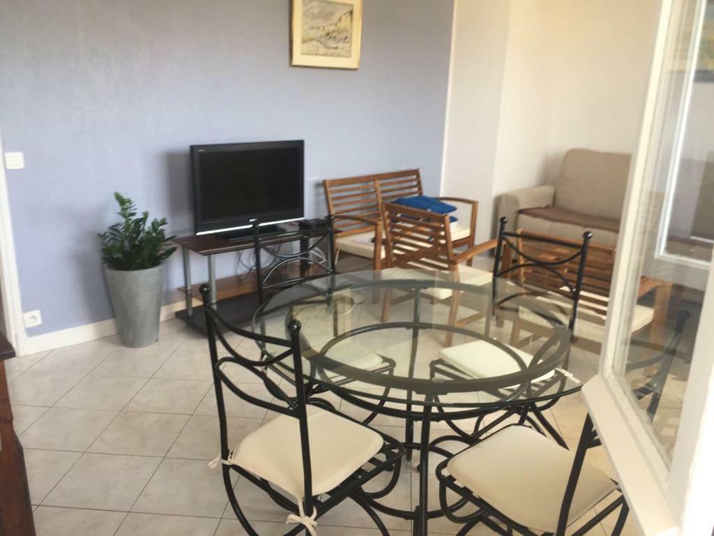 Les Pins Parasols Apartment