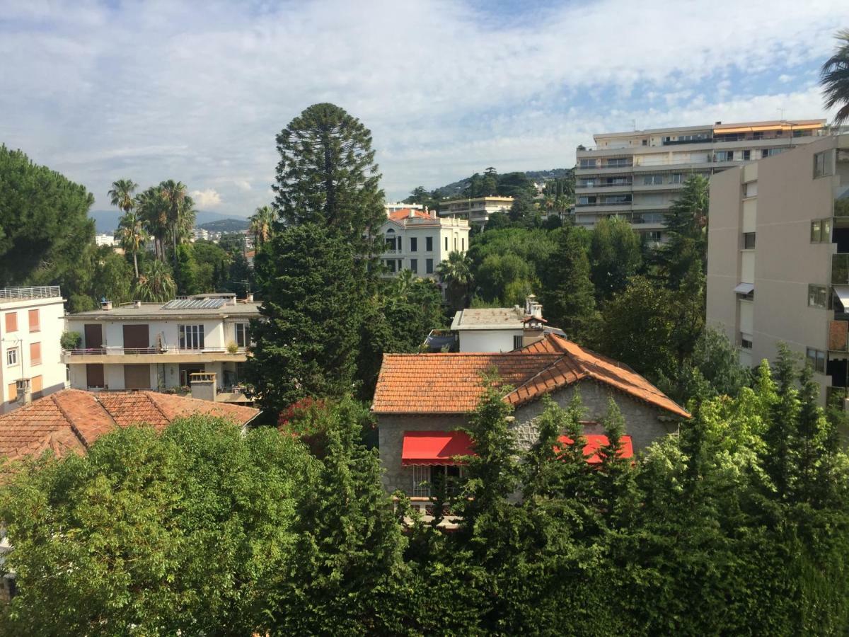 Les Pins Parasols Apartment