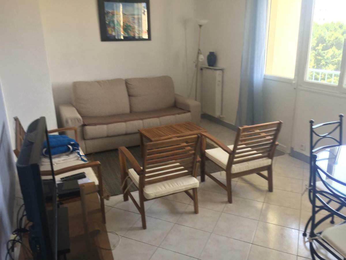Les Pins Parasols Apartment *