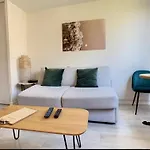 Studio Contemporain Avec Piscine Proche De La Mer