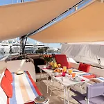 Voilier Luxe Face Au Palais