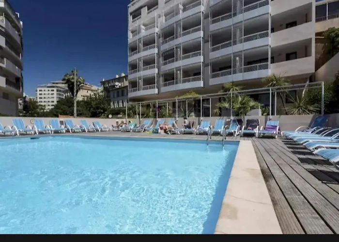 Studio Contemporain Avec Piscine Proche De La Mer