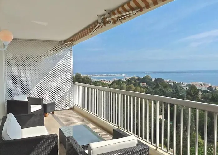Large, Light And Modern 2 Bedroomed Apartment In Cannes With Sea Views, Pool And Lovely Terrace - 1503