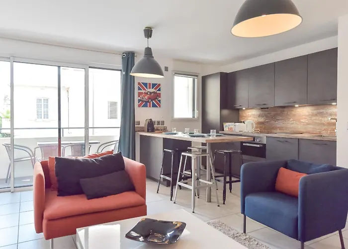Modern Apartment With Swimming Pool