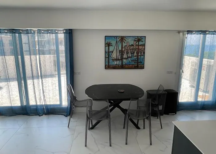 Modern Chic Seaview Appartement