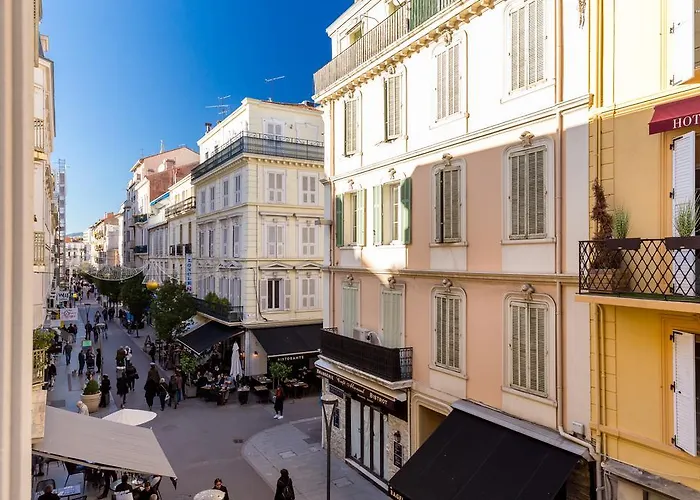 Centrally Located Modern 2 Bed Apartment In Cannes With Aircon And High Ceilings And Modern Design 696