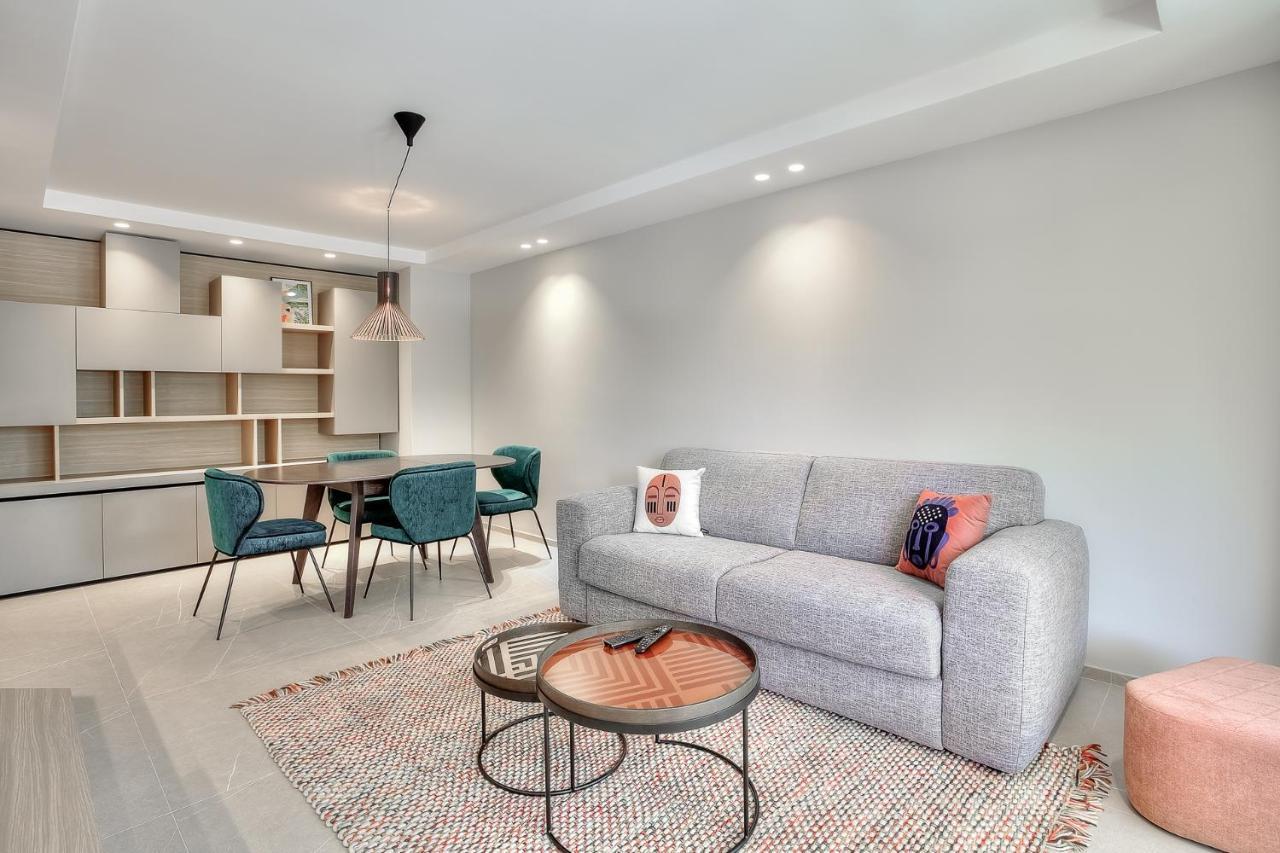 Luxury Flat With Balcony - Center Apartment