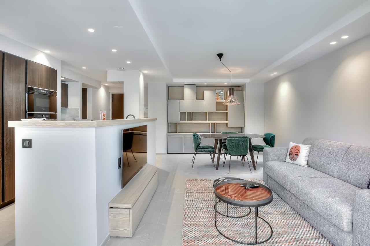 Luxury Flat With Balcony - Center Apartment