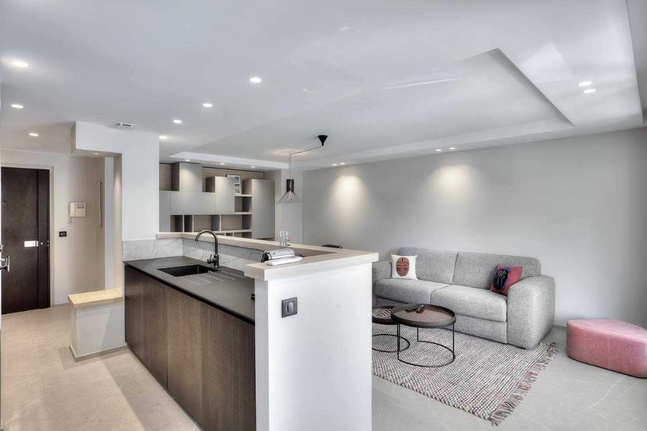 Luxury Flat With Balcony - Center Apartment *