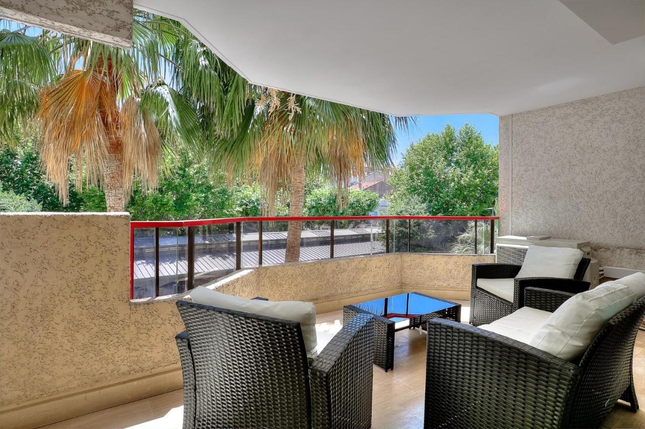 Luxury Flat With Balcony - Center Apartment