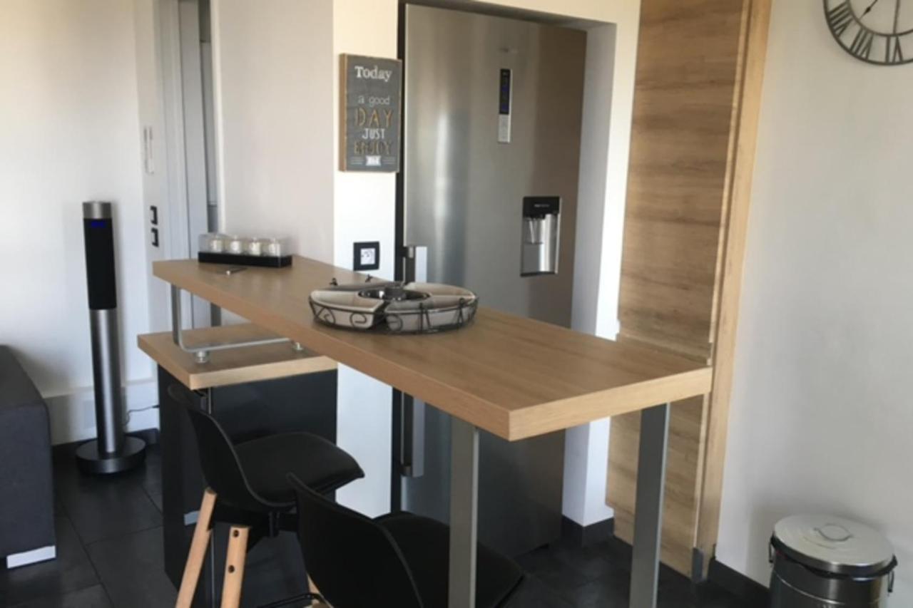 Cosy 42m With Balcony View And Wifi