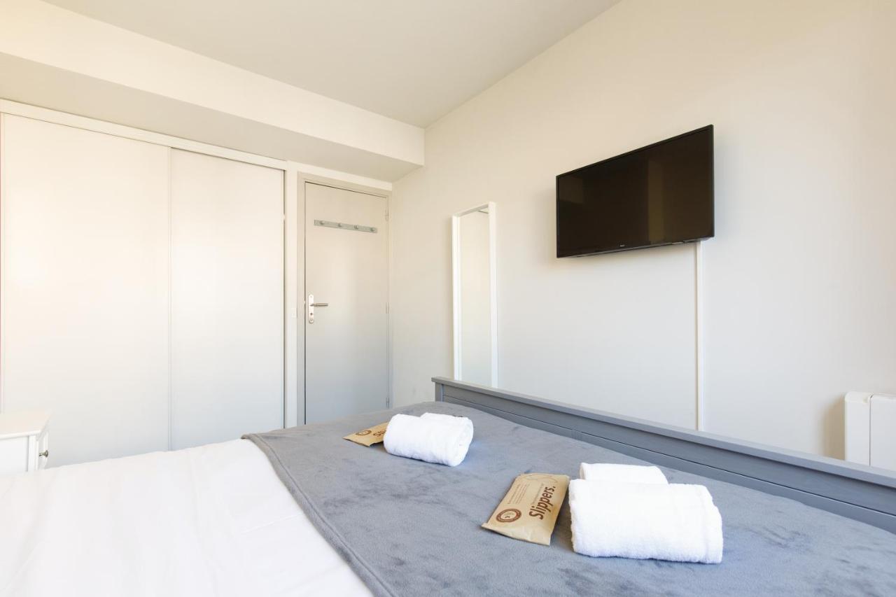 Nomad Yourhosthelper * Cannes