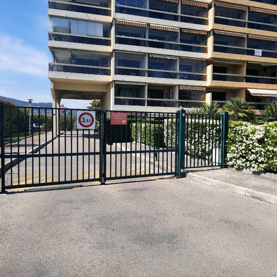 4-star Beachfront Appartment- Sea View Cannes