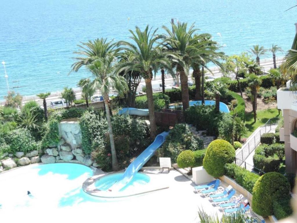 Sleep In Between Sea And Mountains Cannes