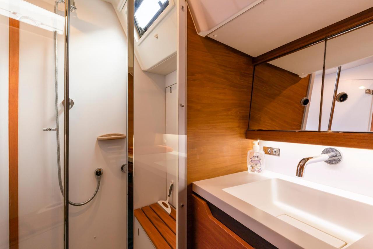 Botel Voilier Luxe Face Au Palais
