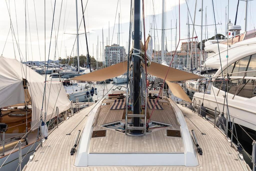 Botel Voilier Luxe Face Au Palais