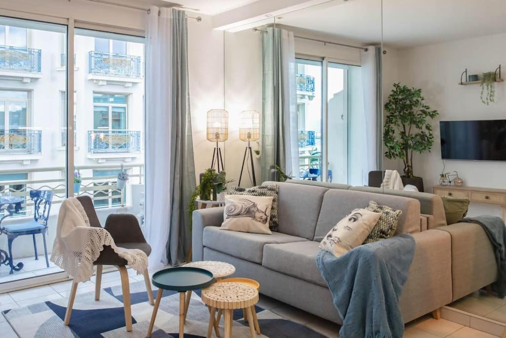 Apartment C10 2 Henri Iv Close To Film Festival/balcony-ac