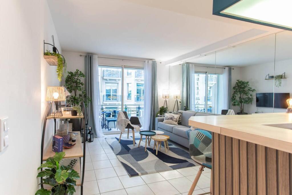 C10 2 Henri Iv Close To Film Festival/balcony-ac *