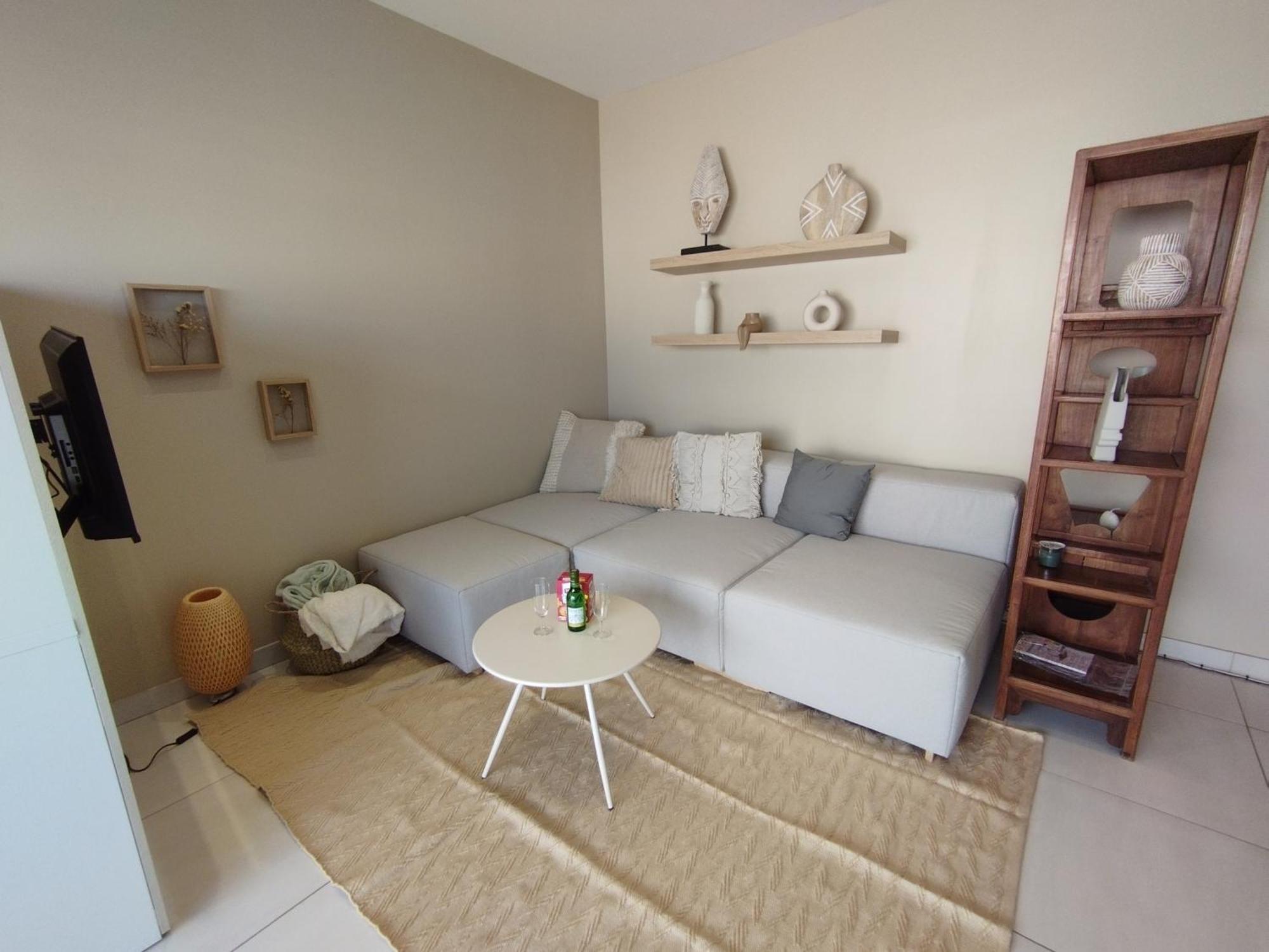 Palm Parking, Clim, Wifi 2' A Pieds