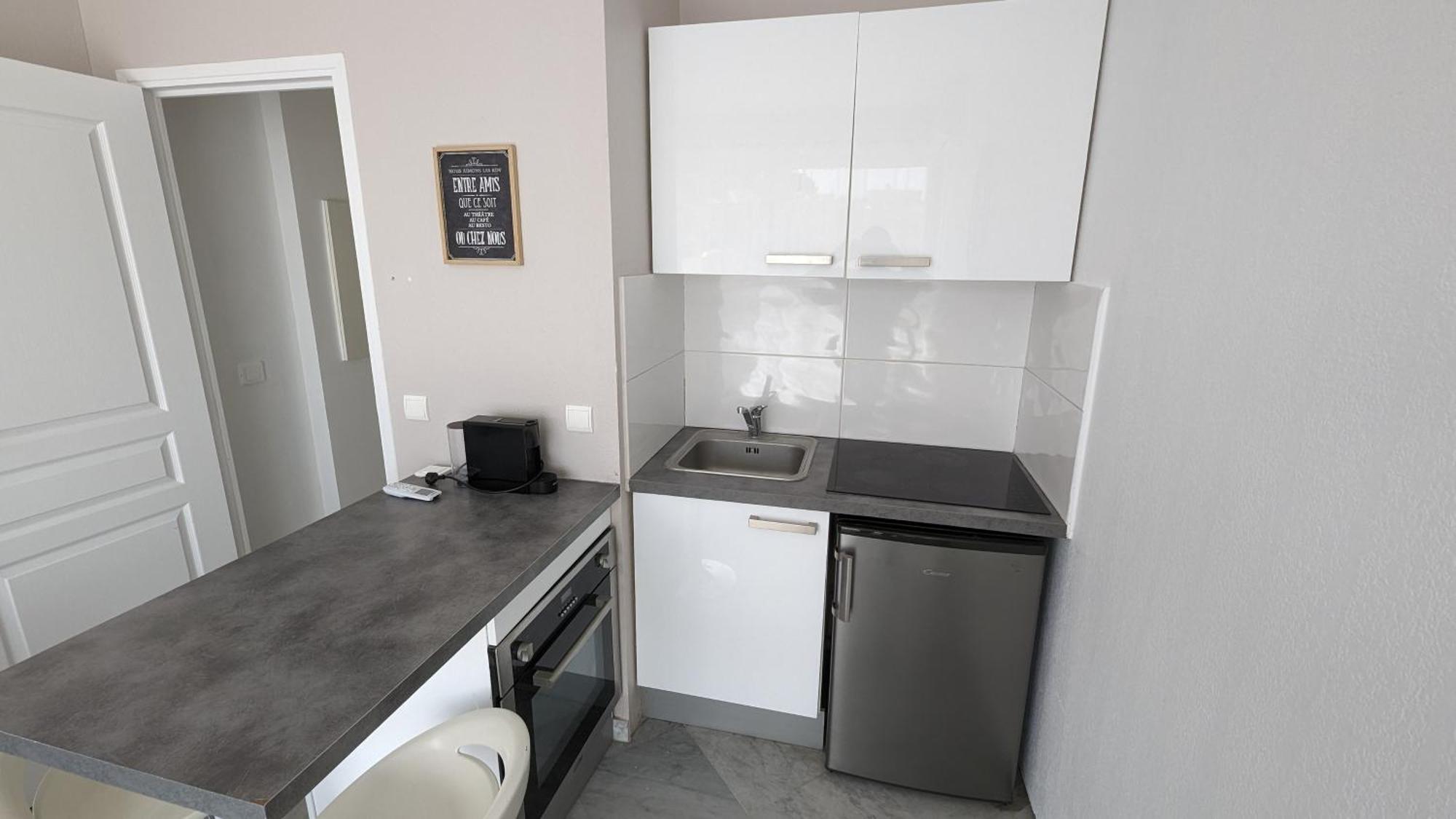 Esperance Apartment *