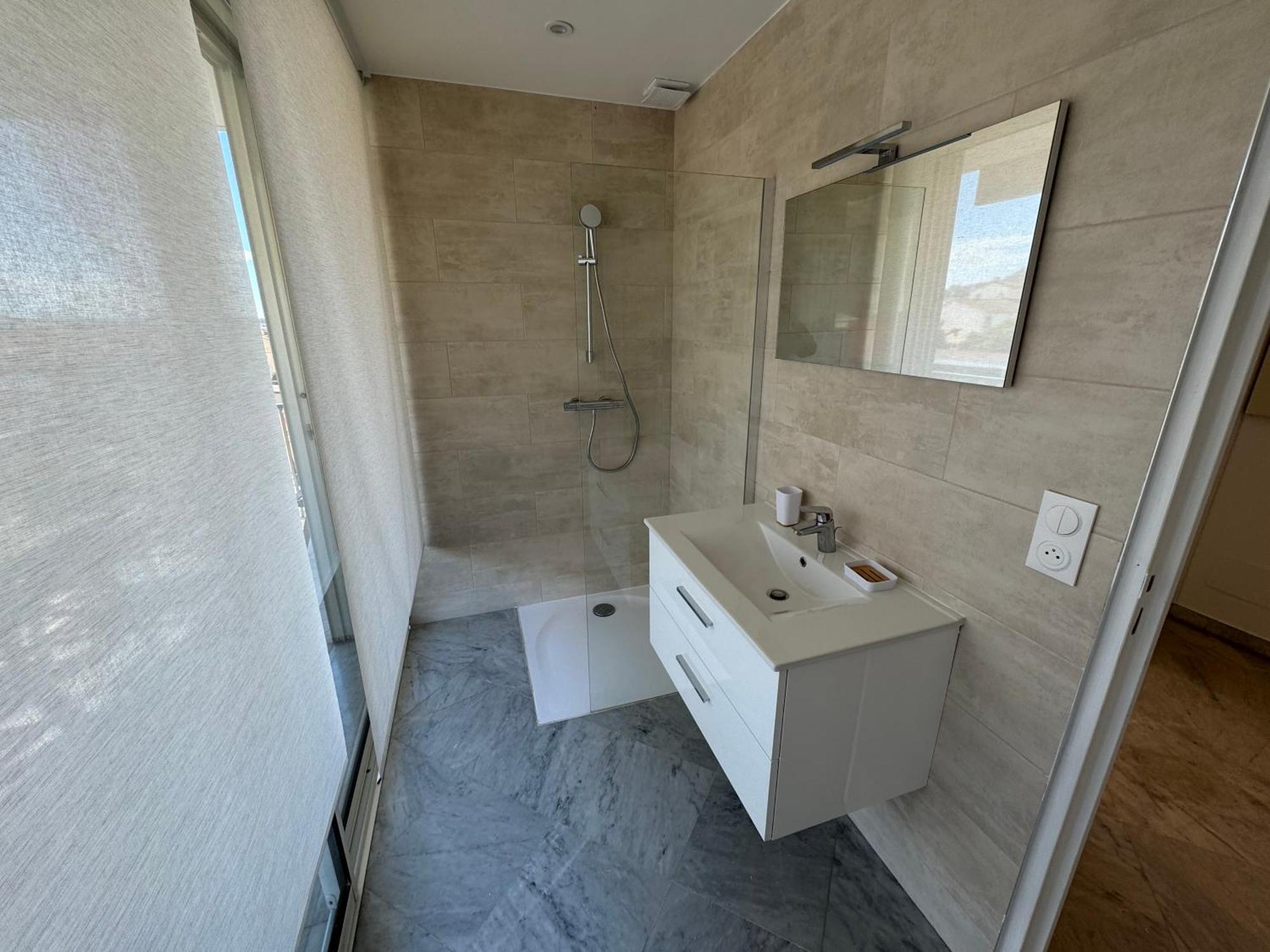 Esperance Apartment *