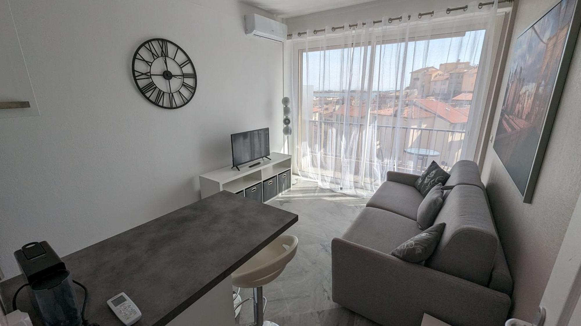 Esperance Apartment *