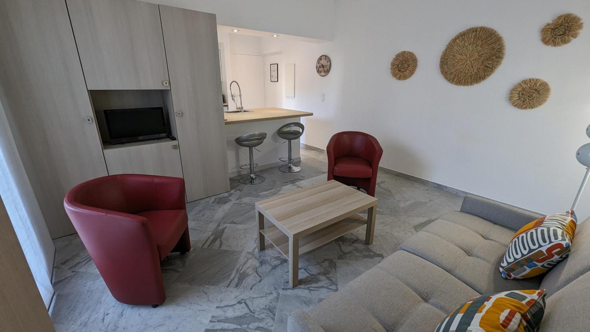 Esperance Apartment *