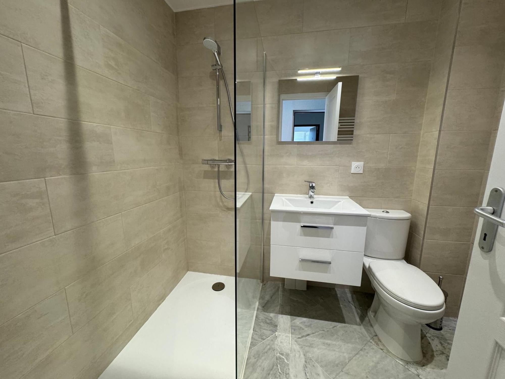 Esperance Apartment *