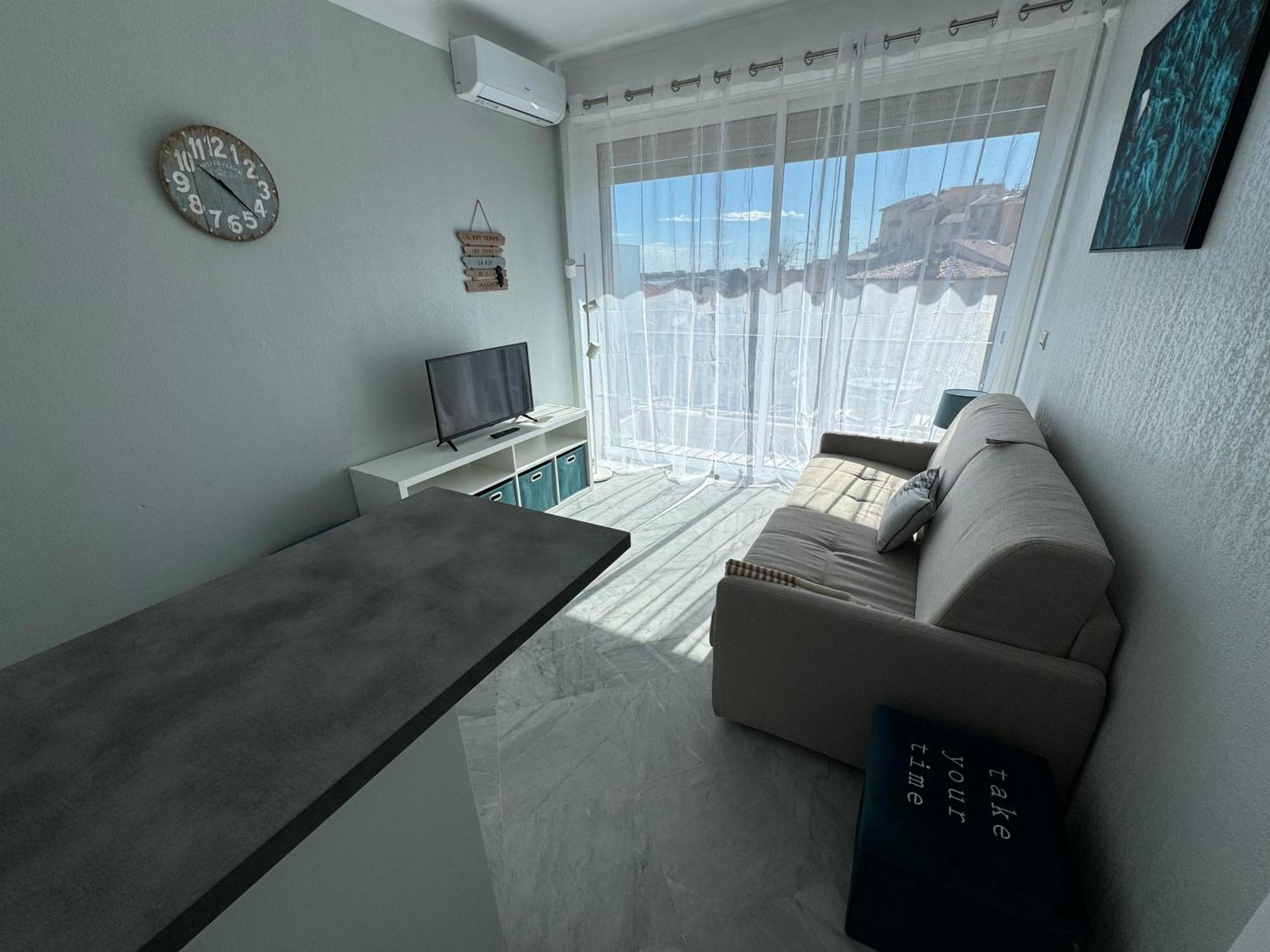 Esperance Apartment *